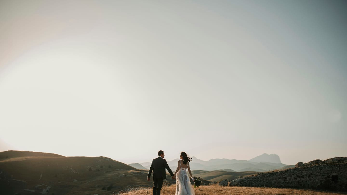Pareja celebrando su boda al atardecer — InstaInvite invitaciones digitales de boda